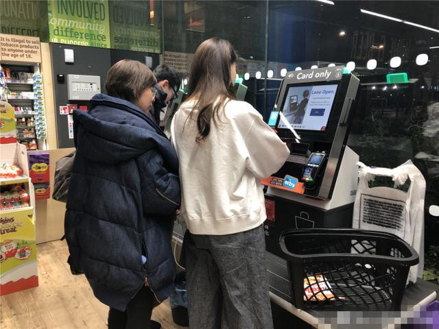 戚薇逛超市驻足零食区好久 结账还学机器人讲话太可爱!