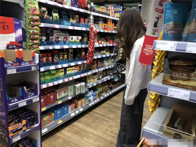 戚薇逛超市驻足零食区好久 结账还学机器人讲话太可爱!