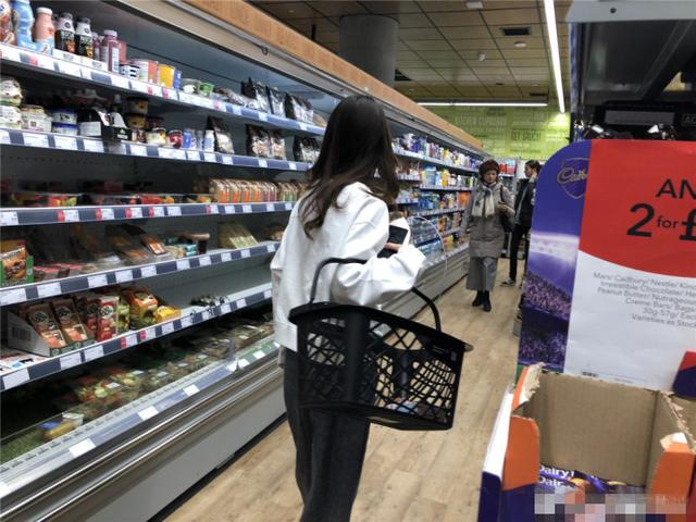 戚薇逛超市驻足零食区好久结账还学机器人讲话太可爱