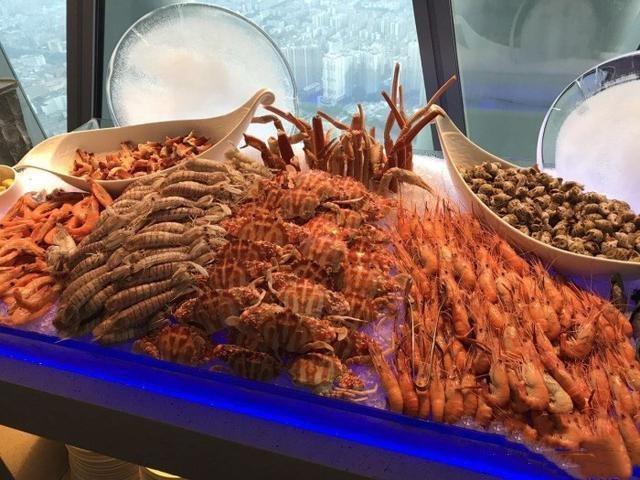家自助餐厅,以海鲜为主,搭配有凉拌菜,甜点,水果,烤肉,品种还算是丰富