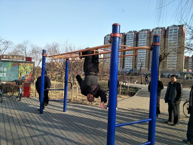 7旬大爷练倒挂金钩一百下,玩的是心跳