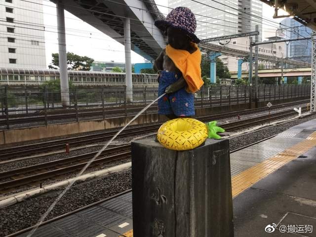 日本滨松町车站有个每月变换不同造型的尿尿小童