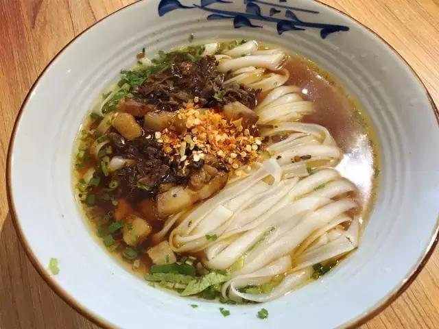 除了火宫殿和新华楼,我又发现一个长沙小吃集中的好地方