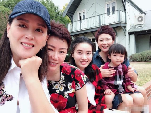 任达华一家人幸福出游 13岁女儿仅凭背影就成万人迷