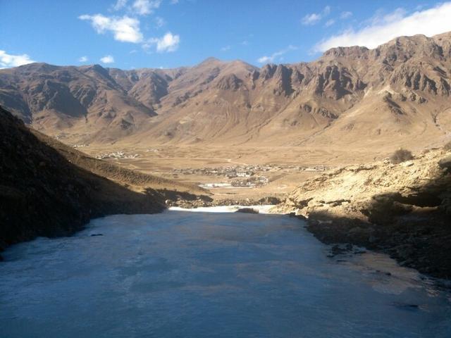 邱桑温泉邱桑温泉位于西藏自治区拉萨市堆龙德庆县德庆乡邱桑村,近年