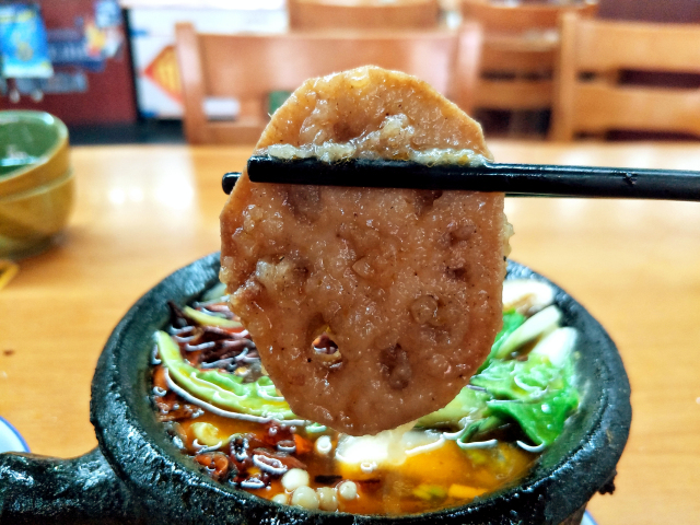 砂锅炖什锦里头料就多了千张,金针菇,莲夹,腐竹,撒尿牛丸……为避免