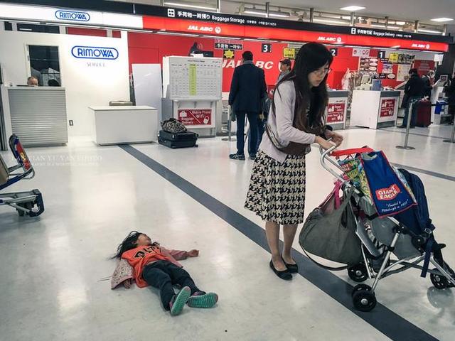 孩子遇见喜欢的玩具不走哭闹要买下你怎么办