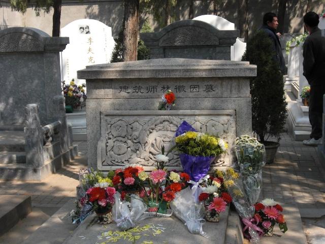 看完林徽因墓,再看冰心墓,她的墓被亲孙涂鸦,令人气愤!