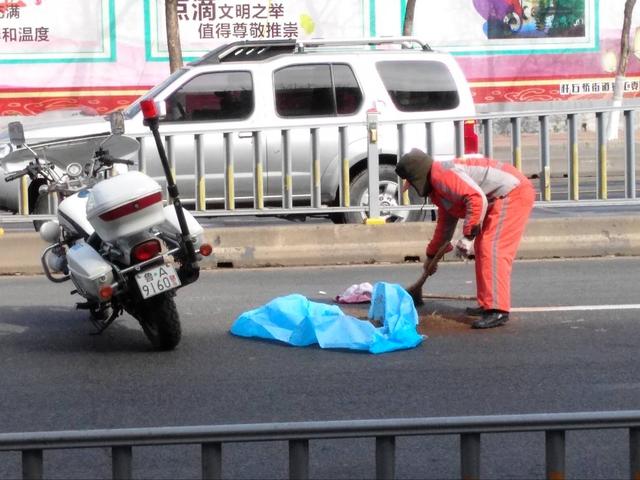 经七纬四路口,一女子骑电动车被大货碾压头部身亡
