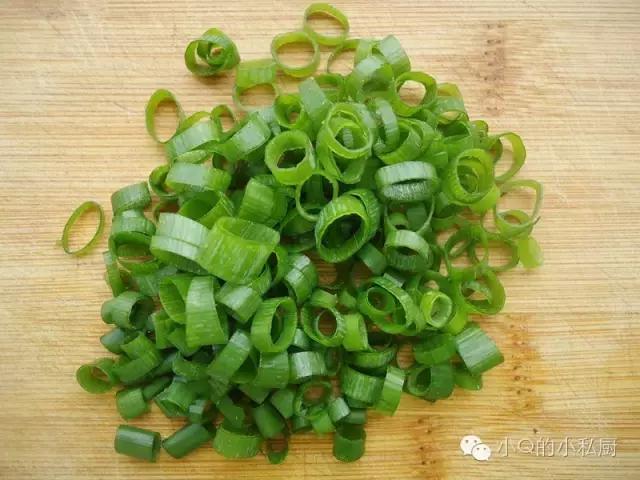 小葱切成末