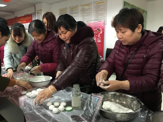 喜迎元宵节昆山凤栖园社区开展包汤圆送汤圆活动