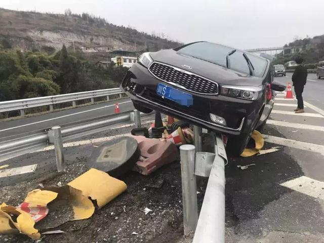 惊险! 渝万高速发生严重交通事故! 监控视频曝光