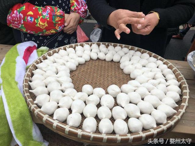 兰溪游埠妈妈们张罗了一长桌汤圆 外来务工者咬下一口幸福味道