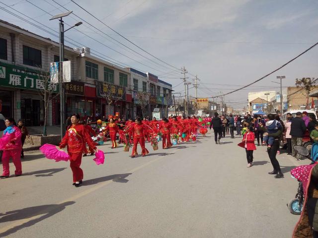 白水县尧禾镇群众载歌载舞"闹"元宵