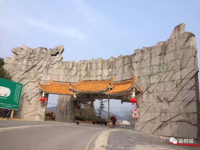 06米,大理石立柱横梁,环拱浮雕巨龙,坊顶覆盖黄色琉璃瓦,是龙眠山风景