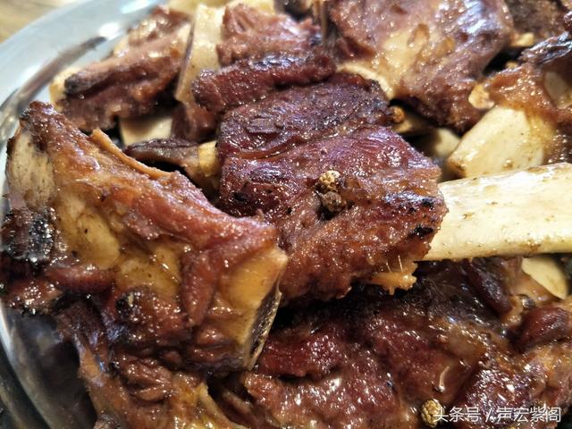 吃腻了炖酱涮的牛肉,河北赵县人要不要到建设西路试试美味烤牛骨