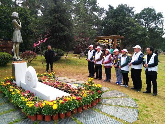 姚贝娜墓, 墓碑上琴键雕塑有特殊象征, 父亲寄语诠释一生成就!