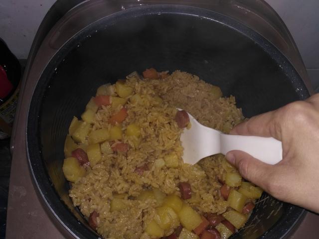 等跳至保温键后,打开锅盖,搅拌一下,然后再按热饭键再焖15分钟就完成