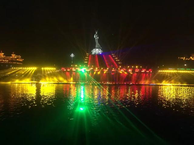 这一组照片是贵州剑河晚上的夜景,剑河的彩虹桥很漂亮!