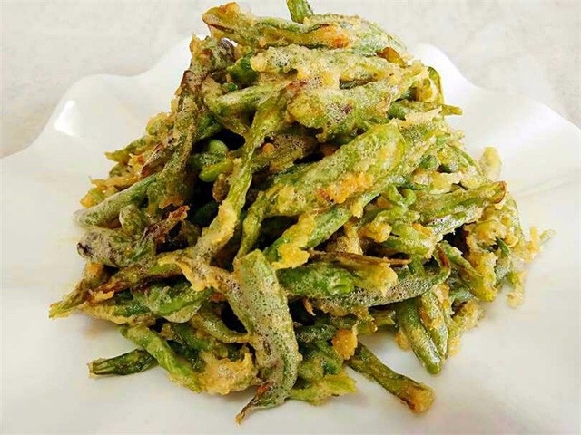 翻炒均匀后就可以出锅了,美味下饭的鸭黄豆角就做好了