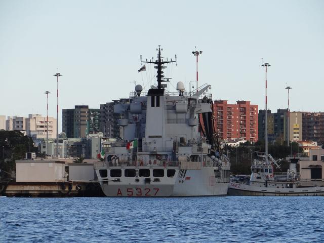 伊拉克补给舰被扣留埃及,现在已经被泡成破烂|埃及|海军|补给舰_新浪