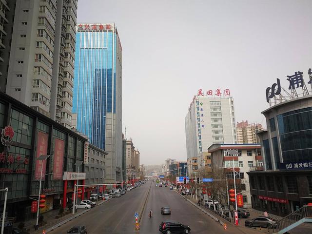 县城街道及两旁的建筑略显破败凌乱,一些年纪大的人三五成群坐在