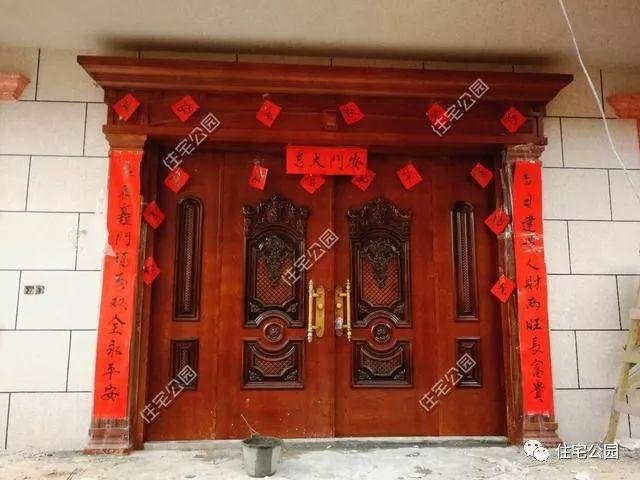 室内地砖,墙砖,仿瓷等花费约8万元;外墙仿石漆160元一平;大门18000元