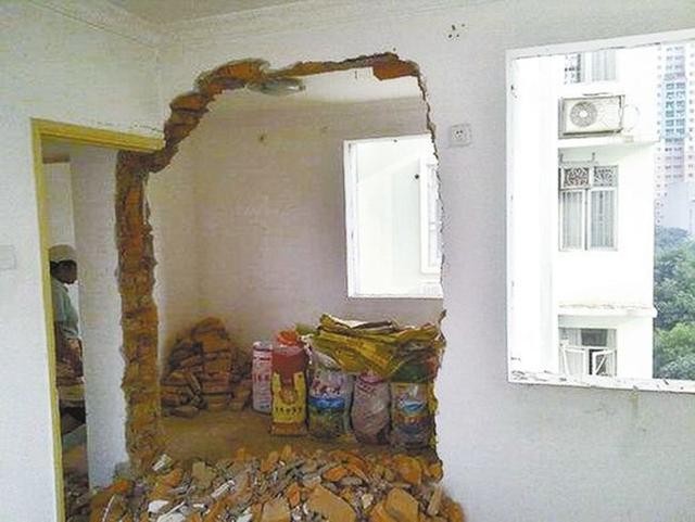 业主不听劝阻强行拆承重墙,直到钢筋露出才停手,物业都气炸了!