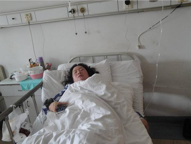 母亲生病住院,弟弟不管不问,我送去二十万却被骂不孝!