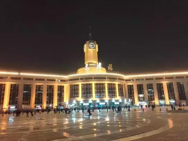 咸阳火车站夜景图片