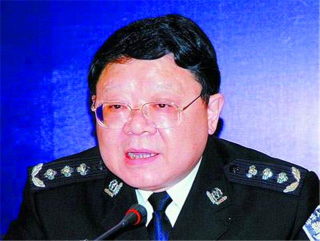 文强缉拿张君后,警方在情妇全泓燕家中搜出猎枪7支,子弹1000多发,还有