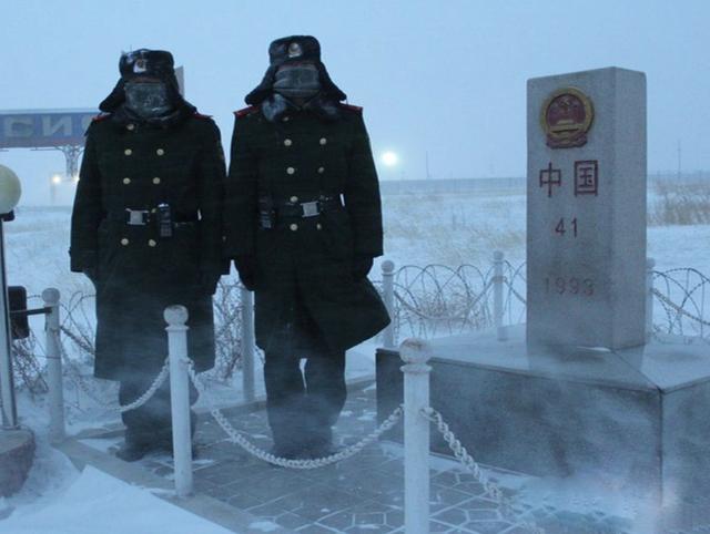 中国军人下雪天也要站岗吗?为什么不装监控呢?