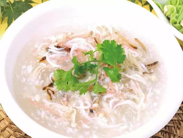 清康熙年间,银鱼被列为贡品,与梅鲚,白虾并称为太湖三宝.