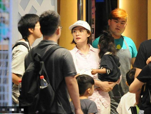 孙俪等等小花组团用树叶埋邓超,邓超评论让网友笑翻