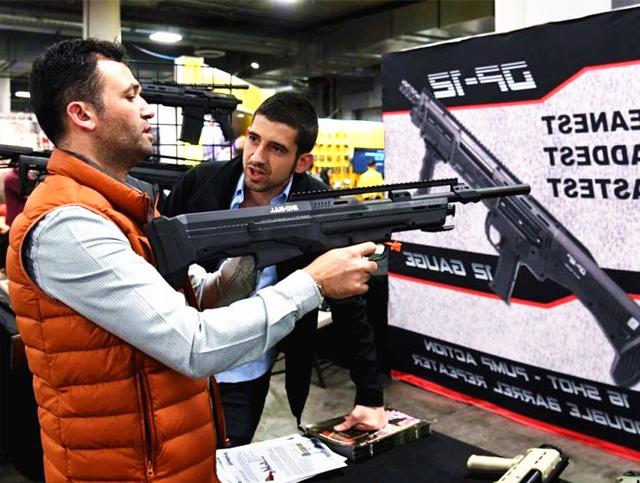 美国军火商为了武装平民也是拼枪展之上重机枪空降战车齐上阵