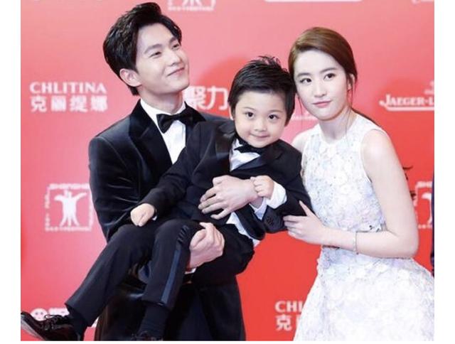 西服,满脸露出洋溢的笑容,估计是开心坏了~网友甚至调侃:好美的全家福