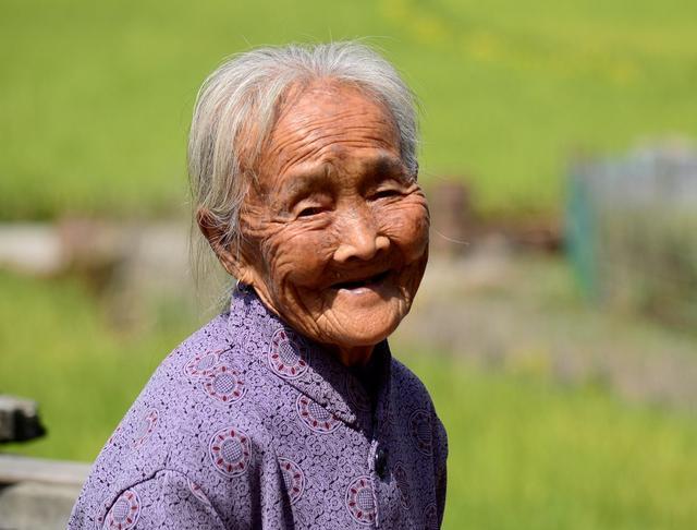 奶奶患了重病,他说起一段往事,感动老板出钱给奶奶治病