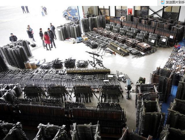 枪械-看着"口水直流":地下军火库"堆成山"子弹"按斤称"