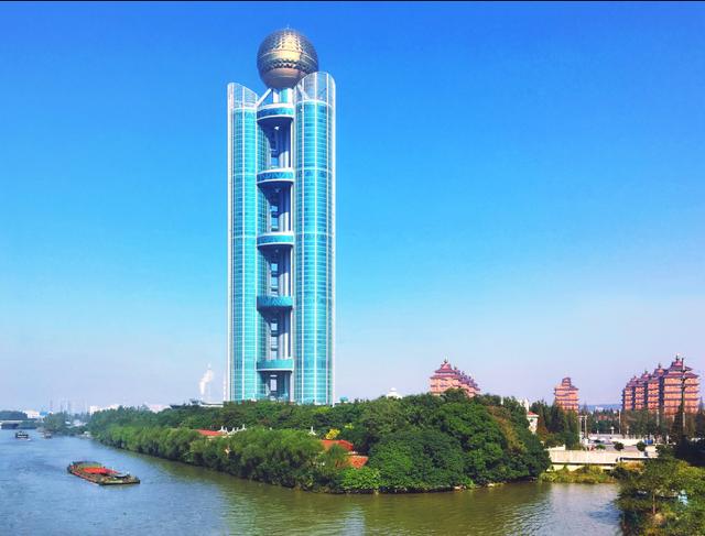 华西村的景点多以豪华著称,如华西金塔,钟王,龙希大酒店等豪华的景观