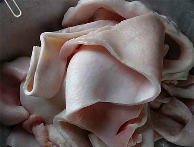 原来我们都错了,猪皮原来有那么多的功效,再也不能丢了