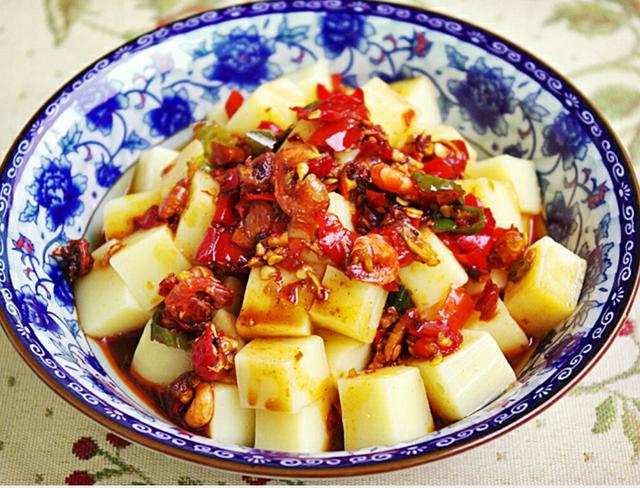 选用贵阳本地大米作原料制作而成,贵阳人吃米豆腐实际上就是吃米豆 