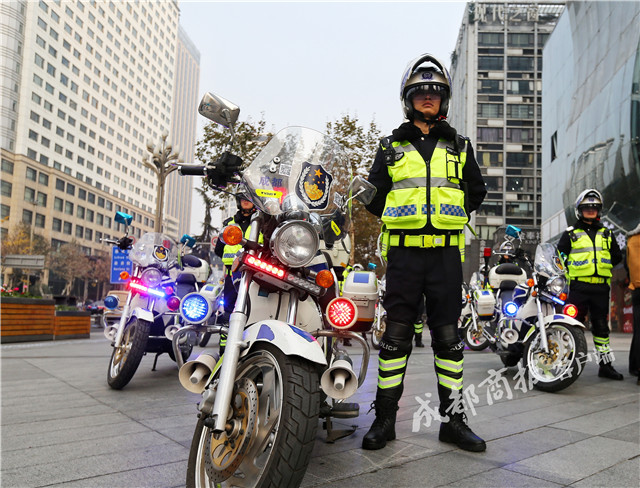 摩托上的成都交警"人南青年铁骑队"