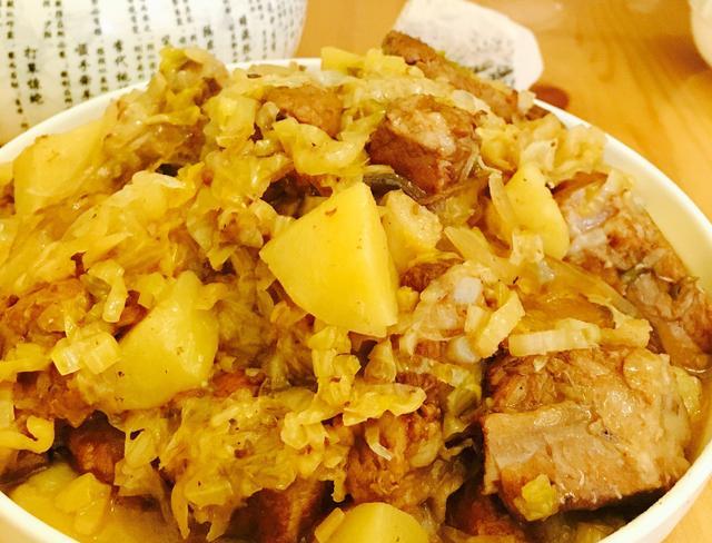 排骨土豆烩酸菜的家常做法