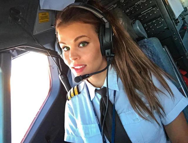 美女飞行员热爱瑜伽 一字马秀身材