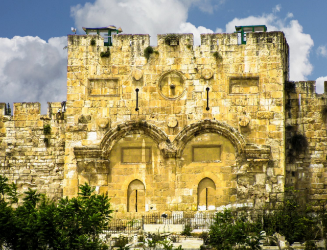 仅次于麦加圣寺和麦地那先知寺,位于耶路撒冷东区旧城东部沙里夫内院