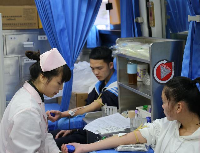 靖西民族高中团委组织开展无偿献血活动