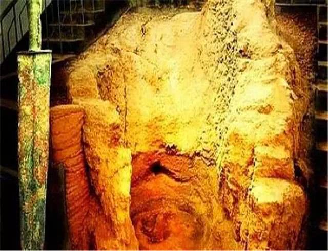 西平县有个谭山水库,水库边上有座战国铸剑炉