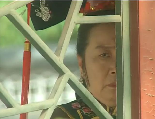 这好像是初高中班主任的惯用偷窥视角啊……容嬷嬷呢,简直就是童年