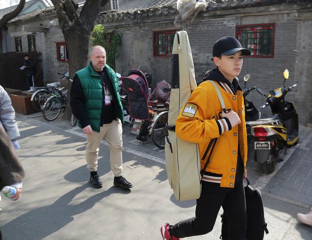 里,饰演的张小宇是一个叛逆少年,后妈怀孕,他在家里连架子鼓搞得后妈