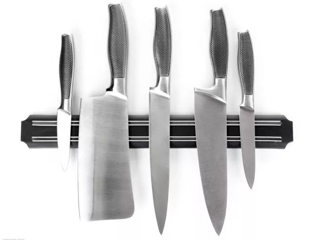 可能威胁人身安全的菜刀,屠刀,餐刀,斧子等利器,钝器;警棍,催泪枪